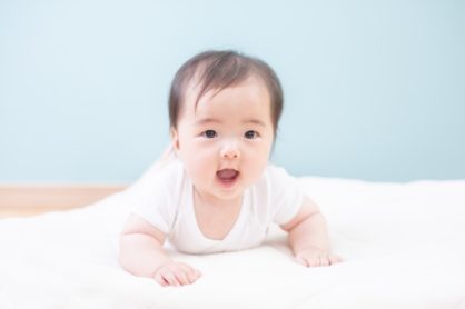赤ちゃんの寝返りは生後何ヵ月から？トレーニング方法や夜中のうつ伏せ寝対策をご紹介